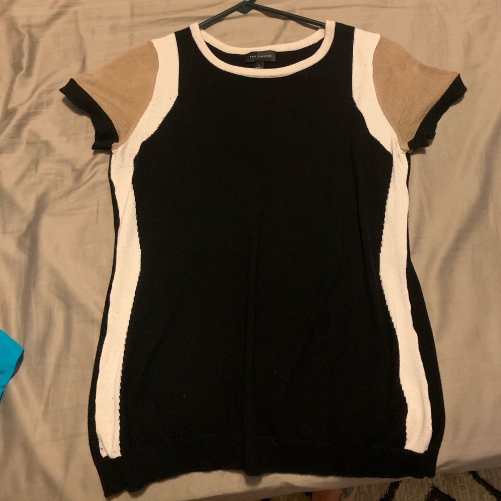 Cute neutral shirt! Excellent condition! 🤍🤎🖤